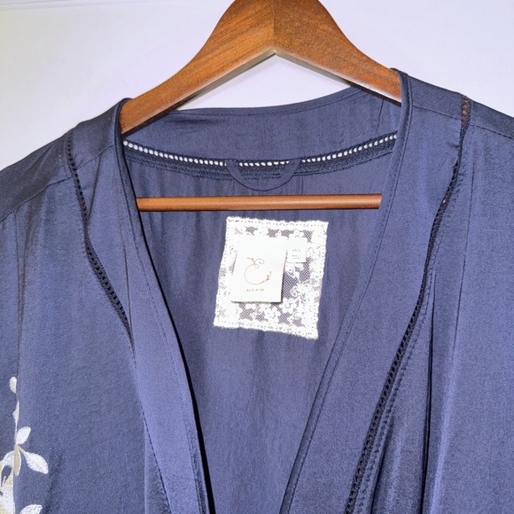 Anthropologie Eloise Lune Embroidered Robe XS/S EUC **Missing Sash** Navy Floral - Picture 8 of 10